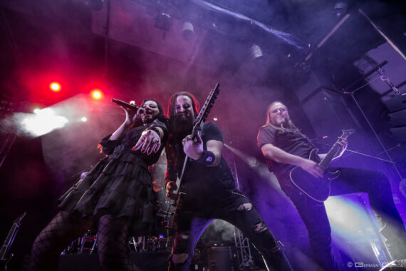 Sirenia enamora al público con sus cánticos y melodias.